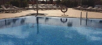 MODERN SPACIOUS APT WITH  SEA VIEWS + AMAZING PRIVATE ROOF TERRACE/BBQ FREE WiFi