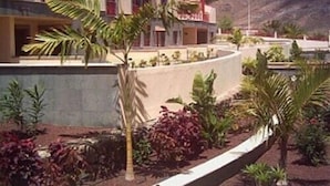 Et hotel med moderne design, med en central gårdhave med planter og en pool.
