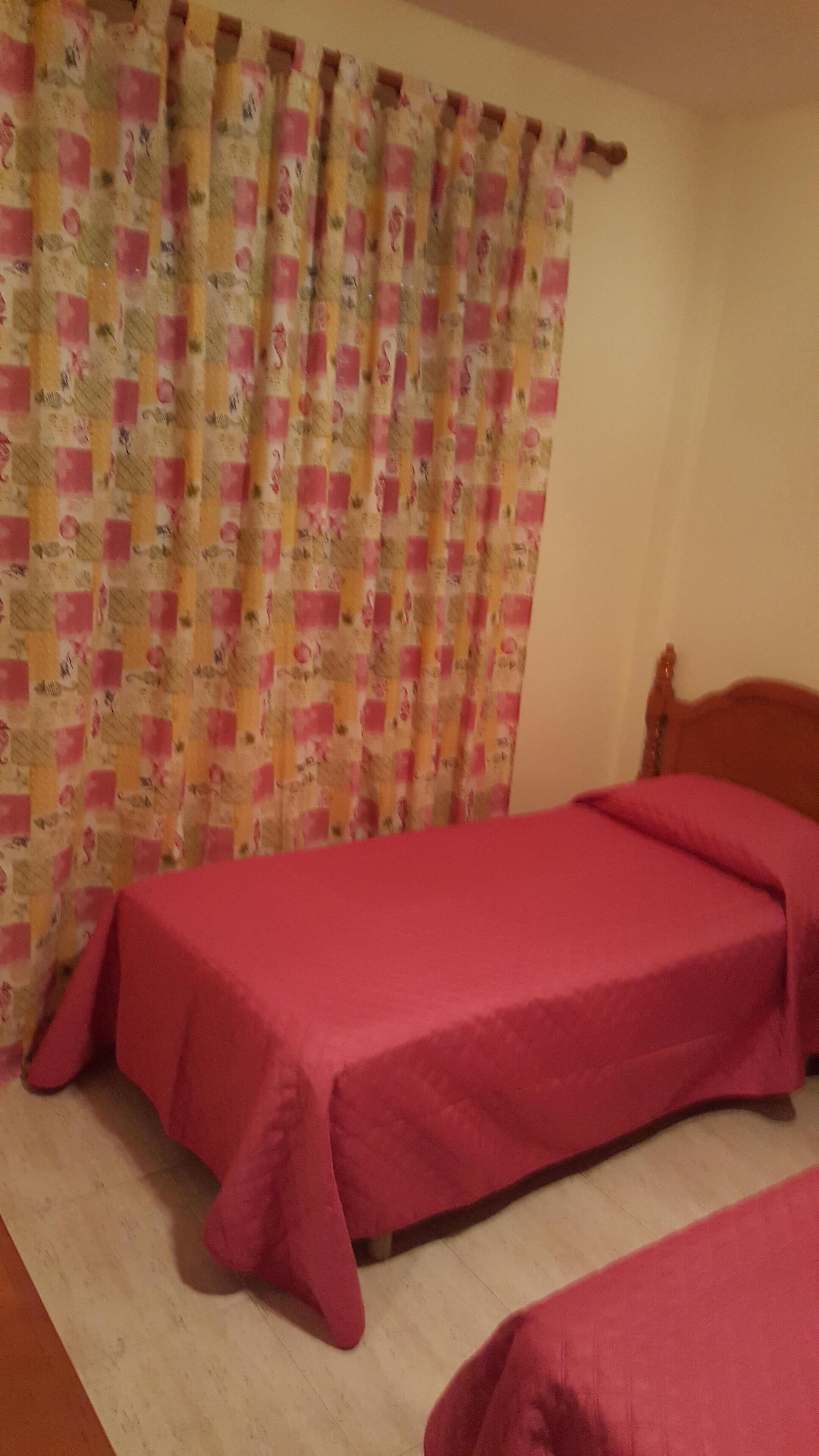 1 habitación, tabla de planchar con plancha, wifi gratis y ropa de cama 