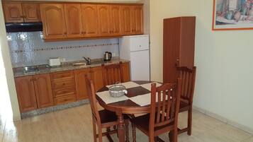 Een koelkast, een magnetron, een kookplaat