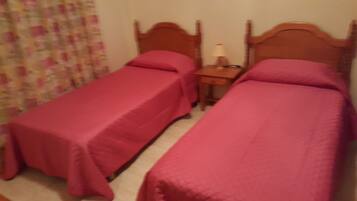 1 slaapkamer, een strijkplank/strijkijzer, gratis wifi, beddengoed