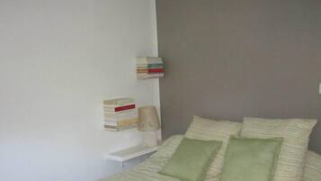 1 slaapkamer, een bureau, een strijkplank/strijkijzer, reisbedje