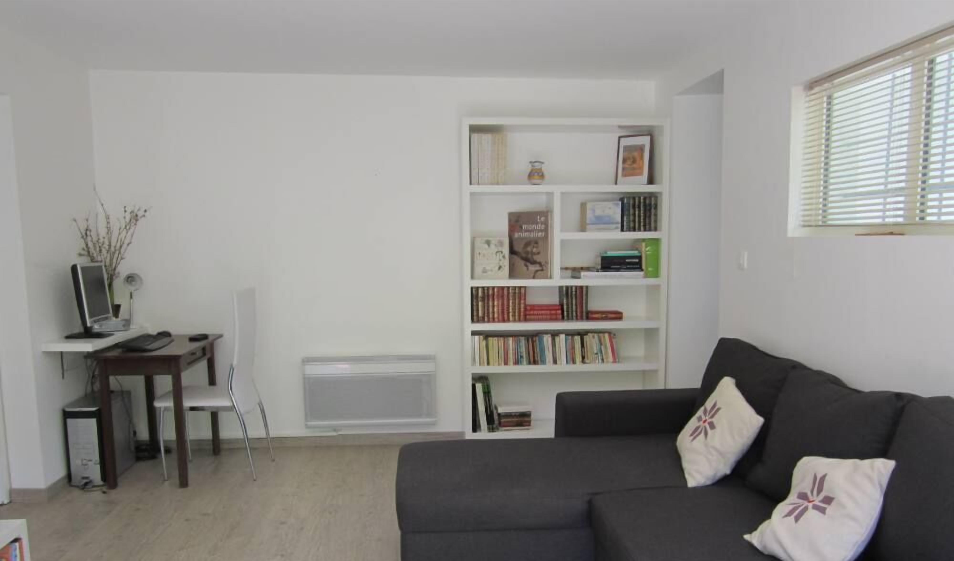 Télévision, lecteur de DVD, livres