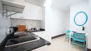 Een koelkast, een magnetron, een kookplaat