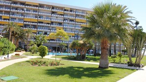 A multi-story hotel with balconies, a swimming pool, and well-maintained gardens. - Renovated studio on the beachfront, wifi, satellite TV and air conditioning (Torremolinos)
