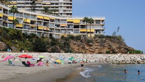 A beach with a hotel in the background. - Renovated studio on the beachfront, wifi, satellite TV and air conditioning (Torremolinos)