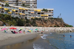 En la playa y camastros