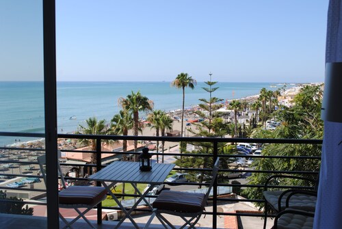 Renovated studio on the beachfront, wifi, satellite TV and air conditioning