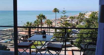 Renovated studio on the beachfront, wifi, satellite TV and air conditioning