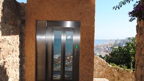 An elevator with a view of a beach and cityscape. - Renovated studio on the beachfront, wifi, satellite TV and air conditioning (Torremolinos)
