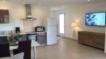 Een koelkast, een microgolfoven, een oven, een kookplaat