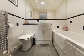 Baignoire, sèche-cheveux