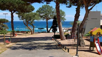 Una spiaggia nelle vicinanze