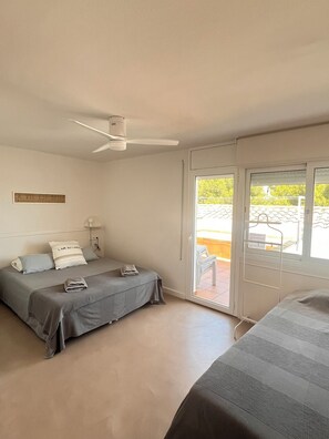 3 habitaciones, tabla de planchar con plancha, wifi y ropa de cama