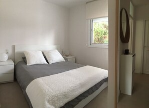 3 slaapkamers, een strijkplank/strijkijzer, wifi, beddengoed
