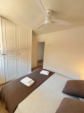 3 bedrooms, iron/ironing board, WiFi, bed sheets