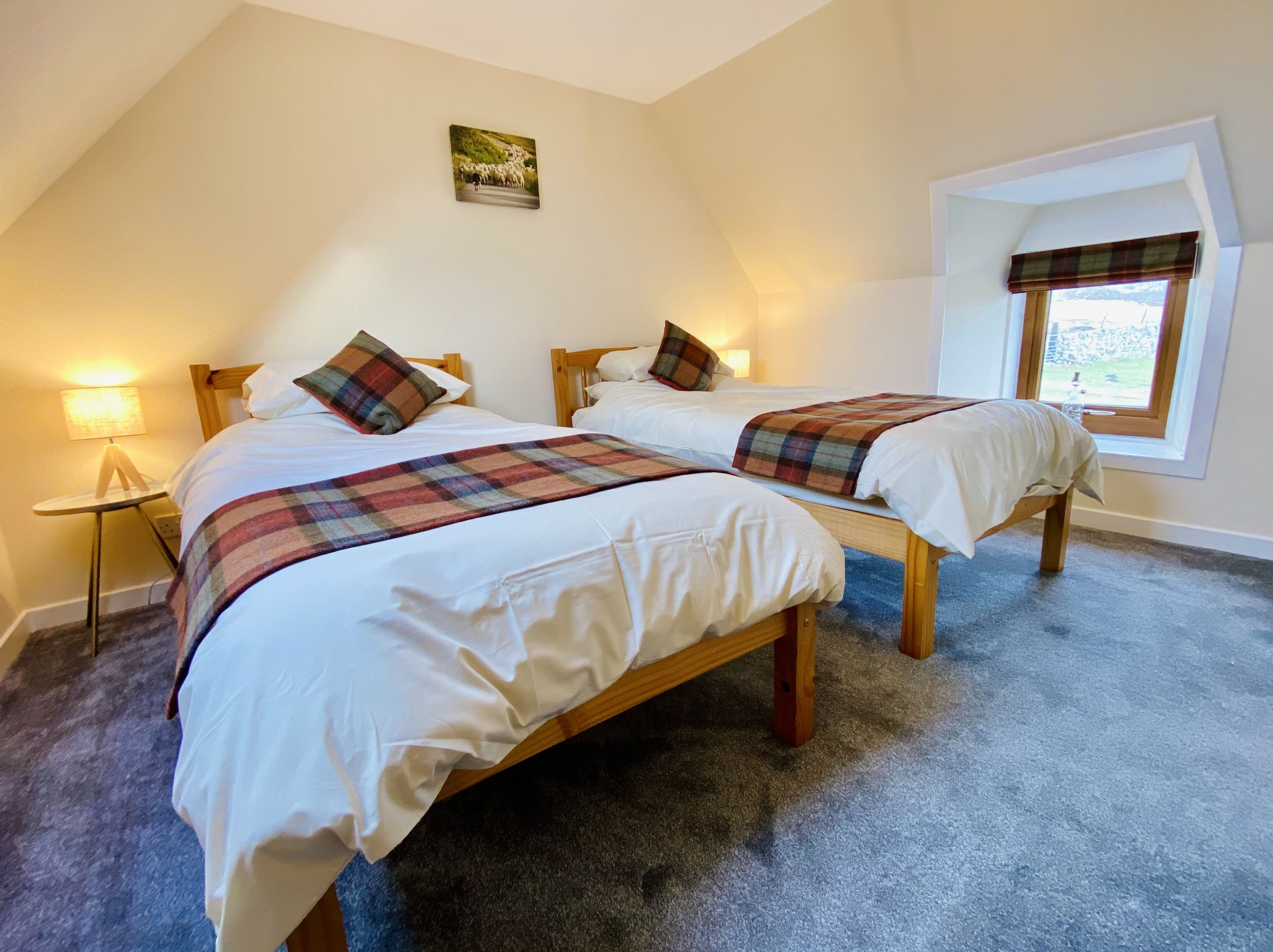 2 عدّة غرف نوم ومكواة/لوح كي وواي فاي وملاءات أسرّة