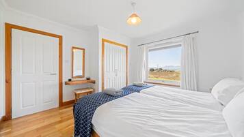 3 chambres, bureau, fer et planche à repasser, accès au Wi-Fi (inclus)