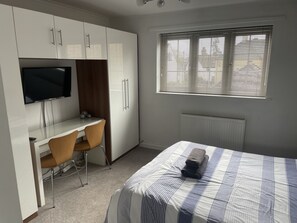 2 dormitorios, tabla de planchar con plancha, wifi y ropa de cama