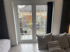 TV, books - River View House in the Heart of St Neots (Eynesbury)