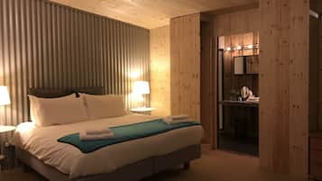4 bedrooms, iron/ironing board, travel crib, free WiFi
