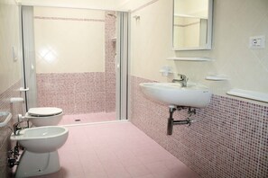 Douche, bidet, papier toilette