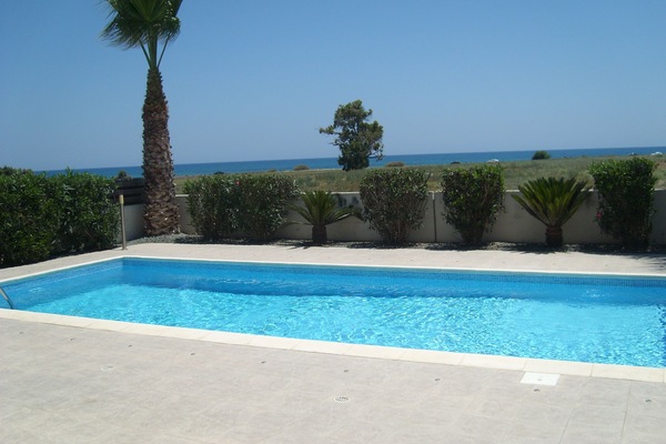 Pool and sea view