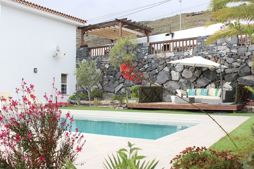 Beautiful villa for 6 people, Wifi, private heated pool, beach at 9 min by car