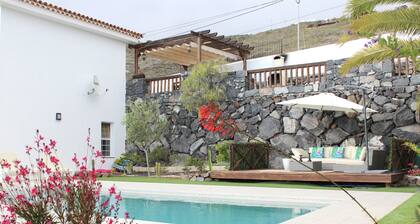 Beautiful villa for 6 people, Wifi, private heated pool, beach at 9 min by car