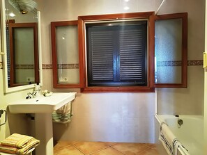 Combined shower/tub, hair dryer, towels, toilet paper - Simple country house with fenced pool.  1.7km from Porto Cristo. (porto cristo)
