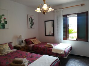 4 bedrooms, iron/ironing board, free WiFi, bed sheets