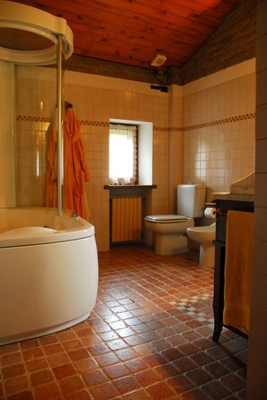 Bathtub, hair dryer, towels, soap - Peace and relaxation with private pool Borgo val di Taro (Borgo Val di Taro)