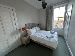 4 bedrooms, iron/ironing board, travel crib, free WiFi - 2 Mins Walk from Edinburgh's Best Beach! (Edinburgh)