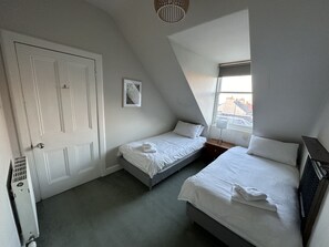 4 bedrooms, iron/ironing board, travel crib, free WiFi - 2 Mins Walk from Edinburgh's Best Beach! (Edinburgh)