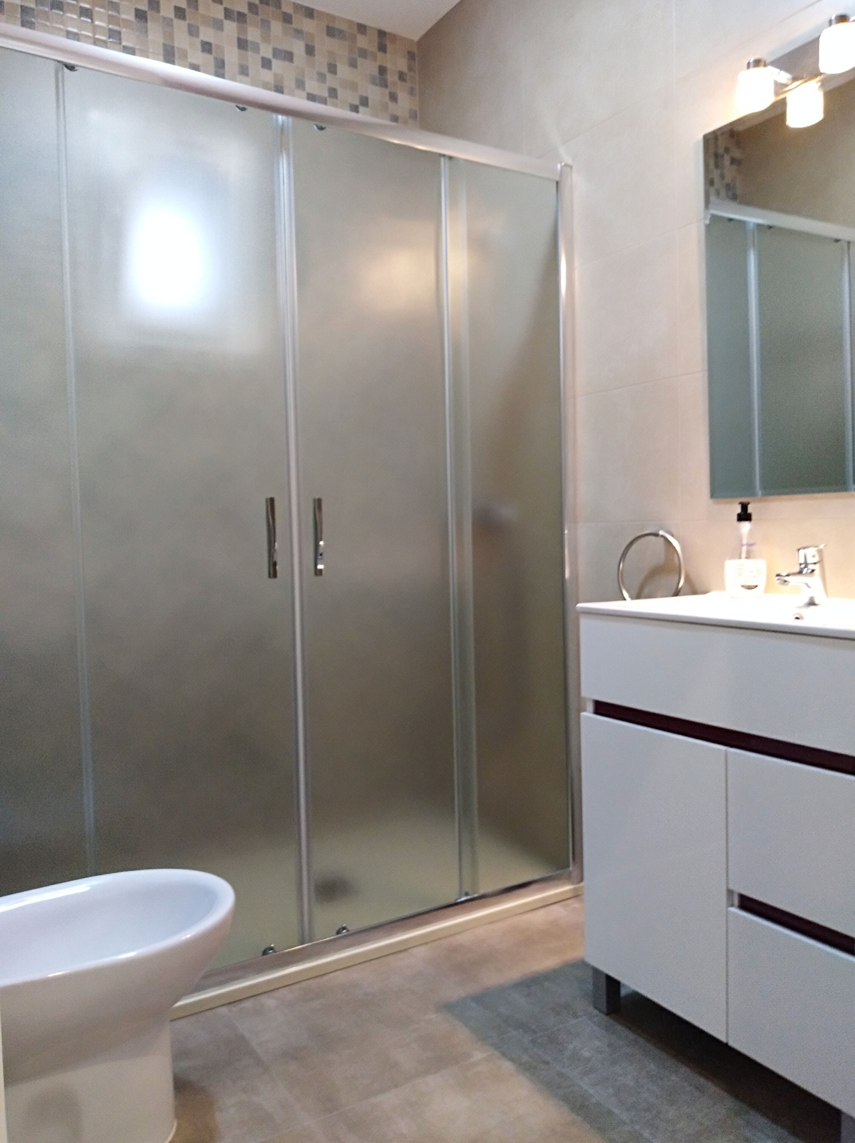 Douche, sèche-cheveux, bidet, serviettes fournies