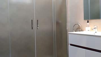 Douche, sèche-cheveux, bidet, serviettes fournies