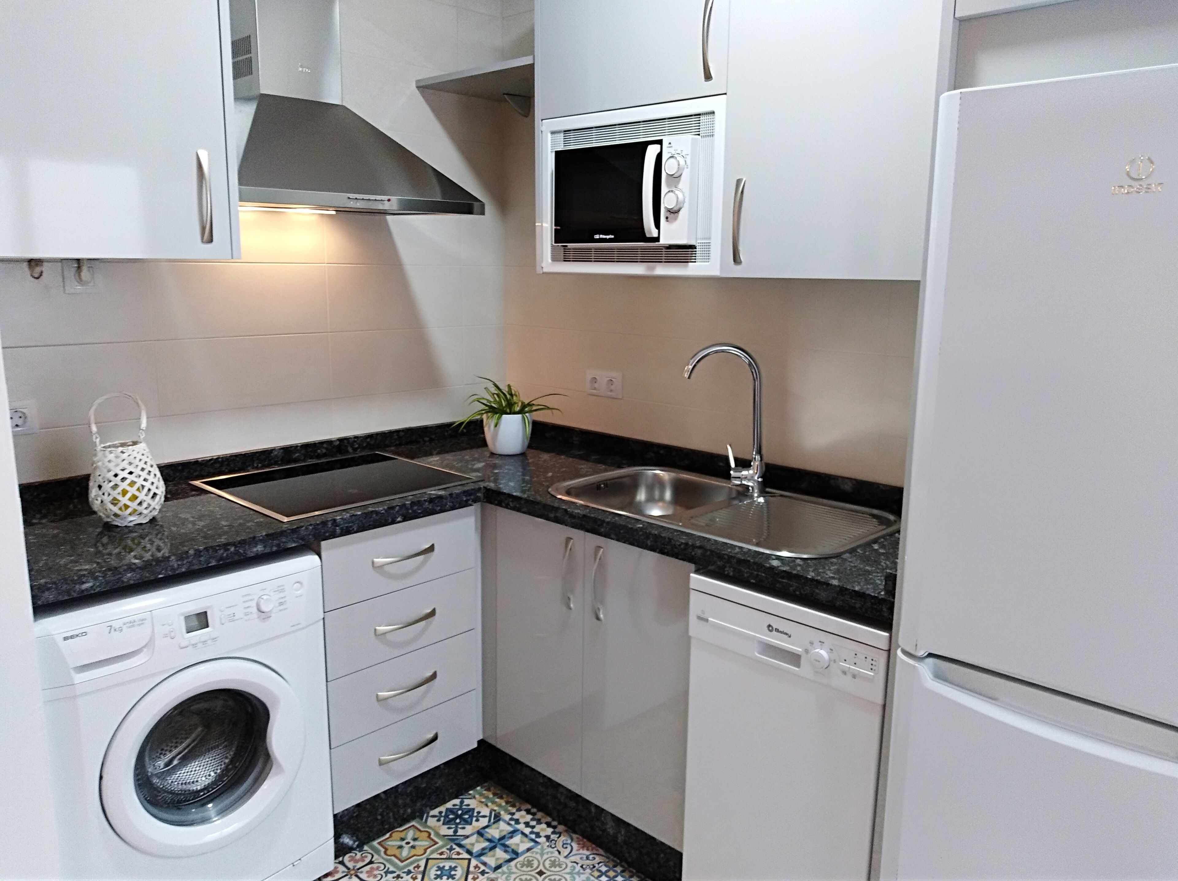 Een koelkast, een microgolfoven, een oven, een kookplaat