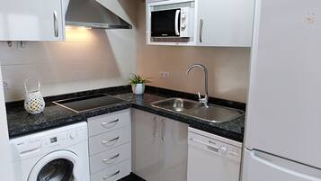 Réfrigérateur, micro-ondes, four, plaque de cuisson