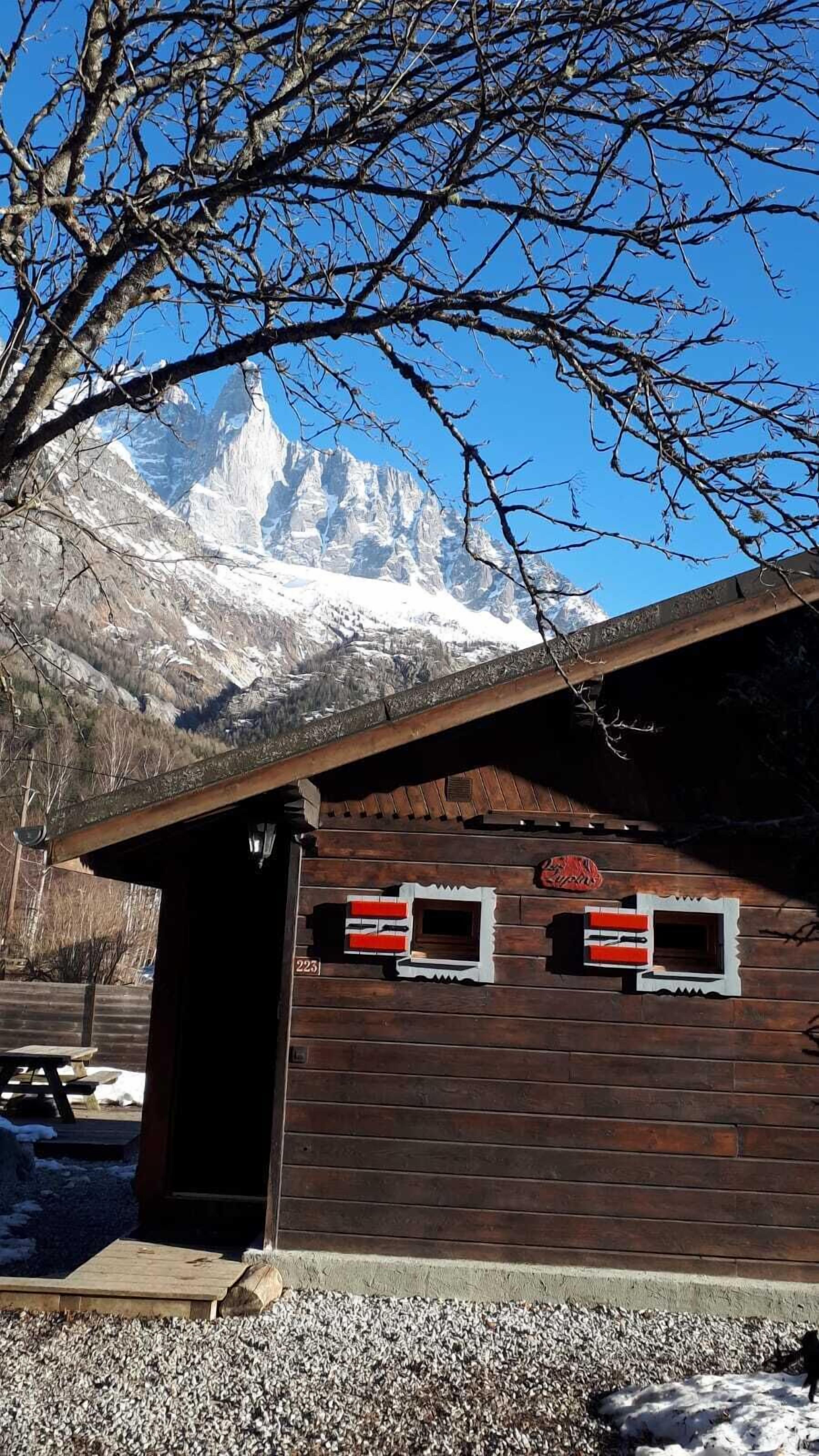 devant du chalet avec vue sur les Drus

