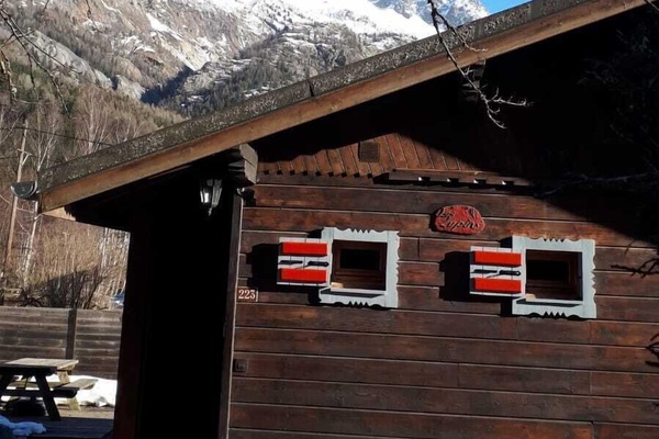 devant du chalet avec vue sur les Drus