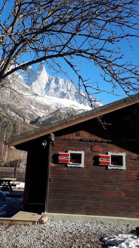 chalet with garden and parking lot in front of Mont-Blanc