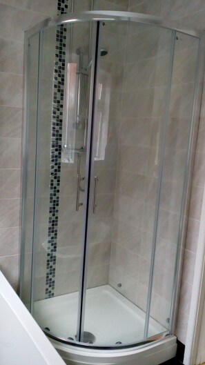 Badewanne, Haartrockner, Handtücher, Seife