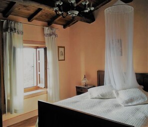3 bedrooms, WiFi, bed sheets - Barga -cottage & barn 6 hctres of land, private pool, WIFI , stunning views! (Barga)