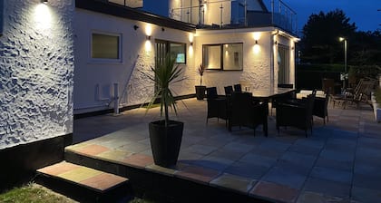 Trearddur BayLarge House Sleeps 14- con Wifi gratuito, Sala de juegos, cerca de la playa
