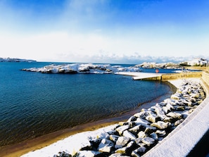 På stranden