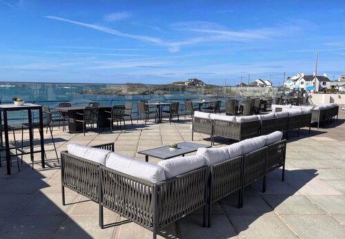 Beautiful Beach house sleep13, 5 mins to beach&Hot Tub, games room, pets allowed