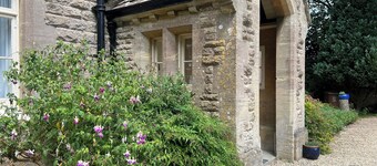10-16 personnes. Tarifs variables. 4 grandes chambres (20-25 m²) avec salle de bains.