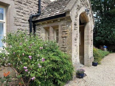 10-16 persons. Variable rates. 4 large (20-25 sq mtr) en suite rooms.