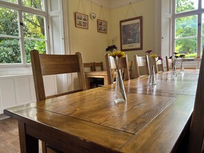 Dining - 10-16 persons. Variable rates. 4 large (20-25 sq mtr) en suite rooms. (Colerne)