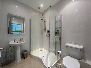 Shower, hair dryer, towels, soap - 10-16 persons. Variable rates. 4 large (20-25 sq mtr) en suite rooms. (Colerne)